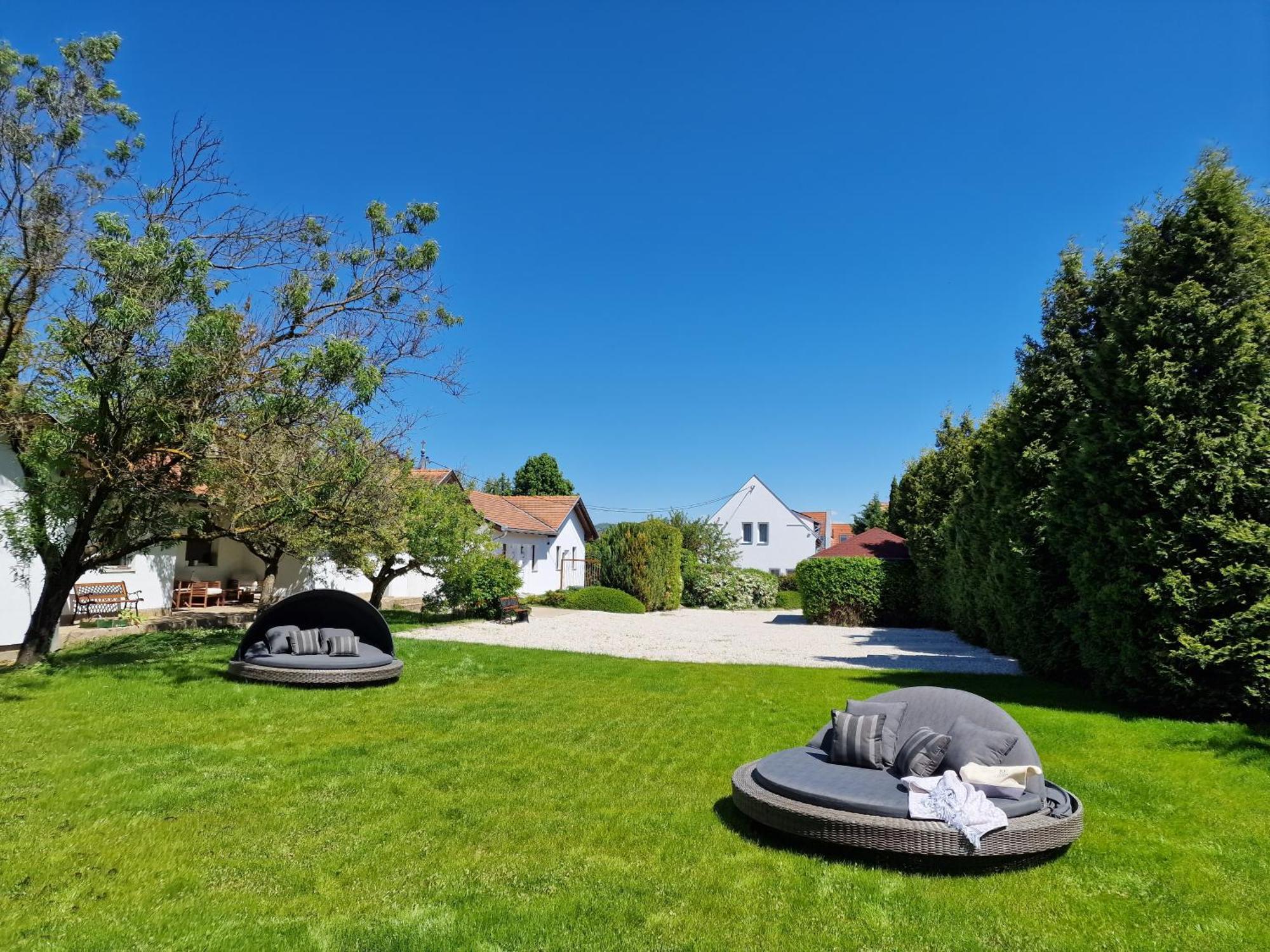 The Secret Garden - Keszthely Bed & Breakfast Luaran gambar