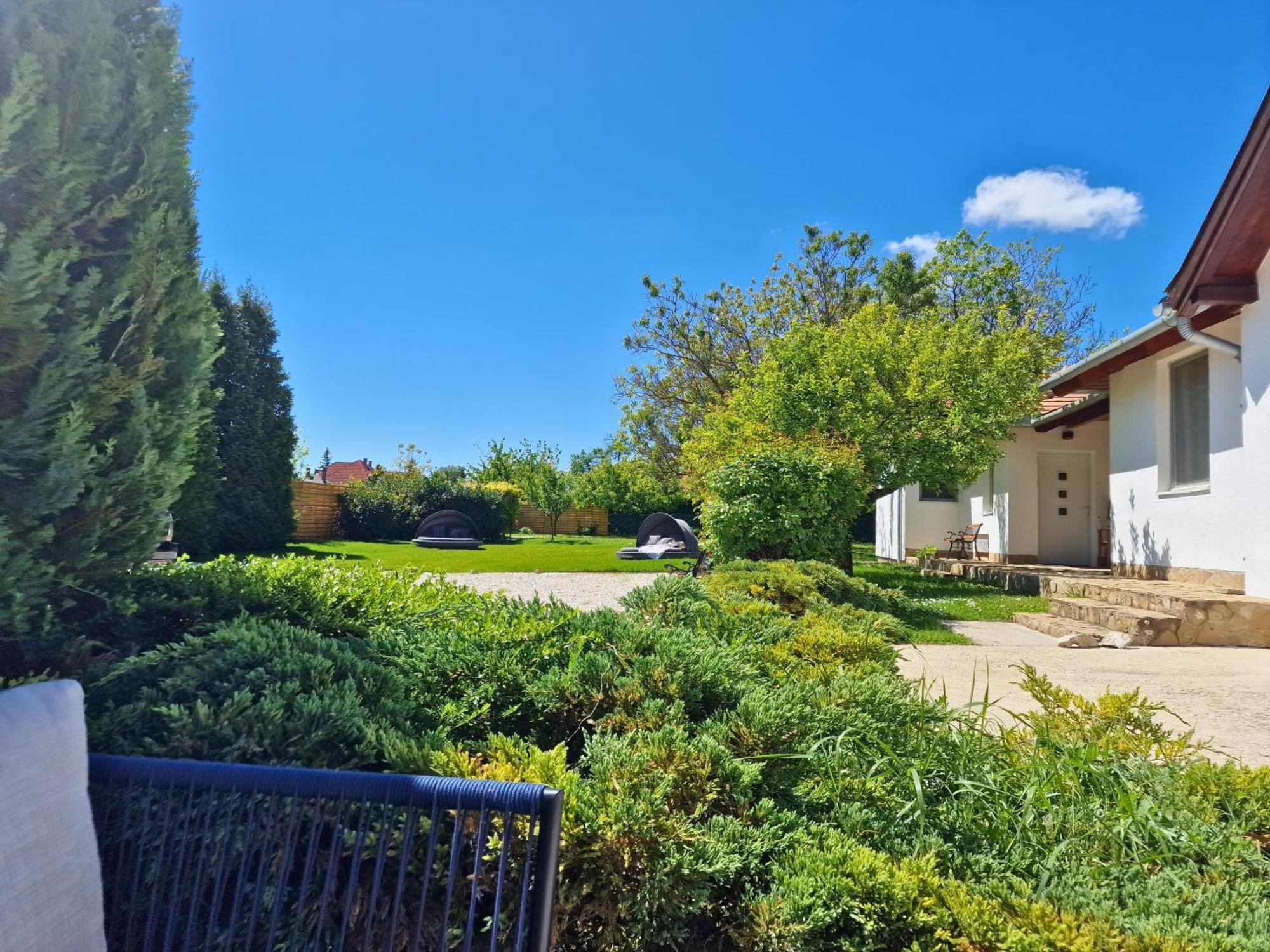The Secret Garden - Keszthely Bed & Breakfast Luaran gambar